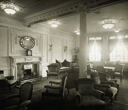 RMS_Titanic_s_reading_and_writing_room