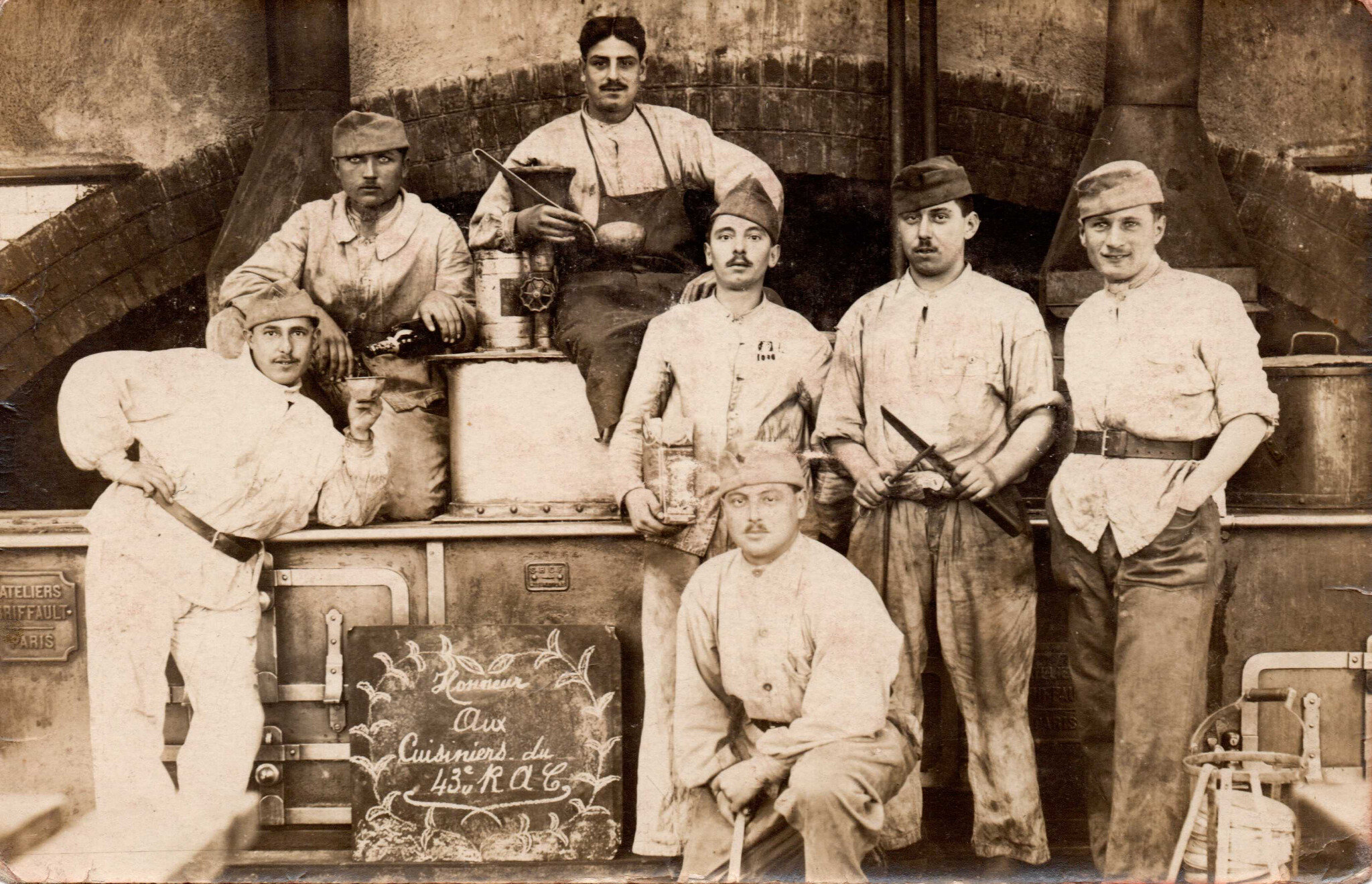 06 Caen, Quartier Claude Decaen, cuisines (peut-être?), Honneur aux cuisiniers du 43e RAC