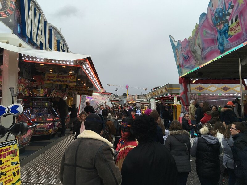 Carnaval de Granville la Grande Cavalcade dimanche 7 février 2016 place Fontaine Bedeau fête foraine manèges