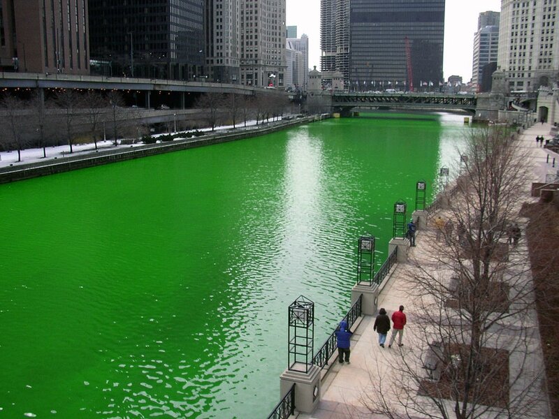 1024px-Chicago_River_dyed_green,_focus_on_river