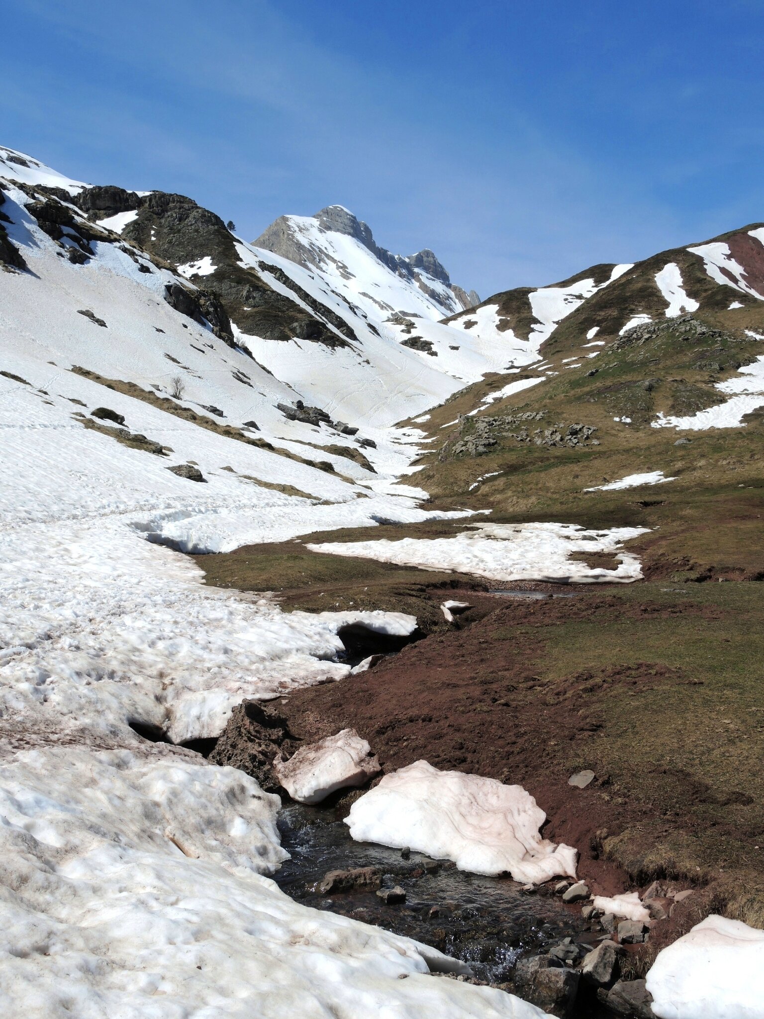 Lac d'Estaens, montée avec vue sur le pico de Olibon (Espagne)