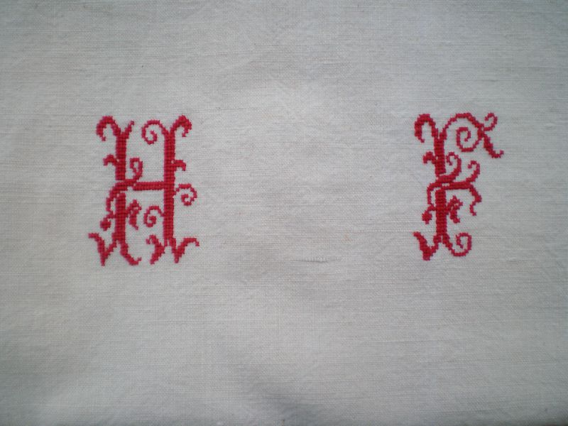 Monogramme brodé main d'après grilles anciennes
