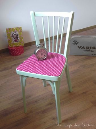 Chaise peinte bleu aqua et tissu à pois rose Au pays des Cactus 5