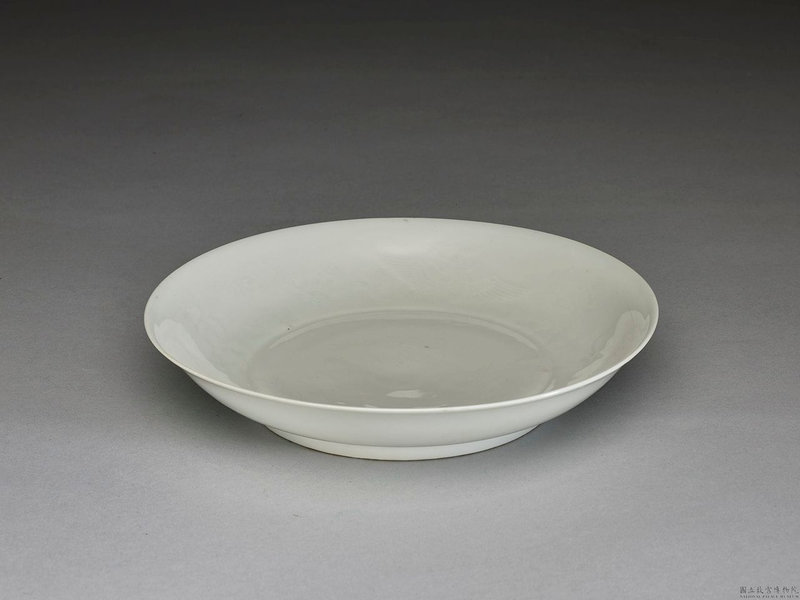 Sweet white 'phoenix and clouds' plate, Ming dynasty (1368-1644)