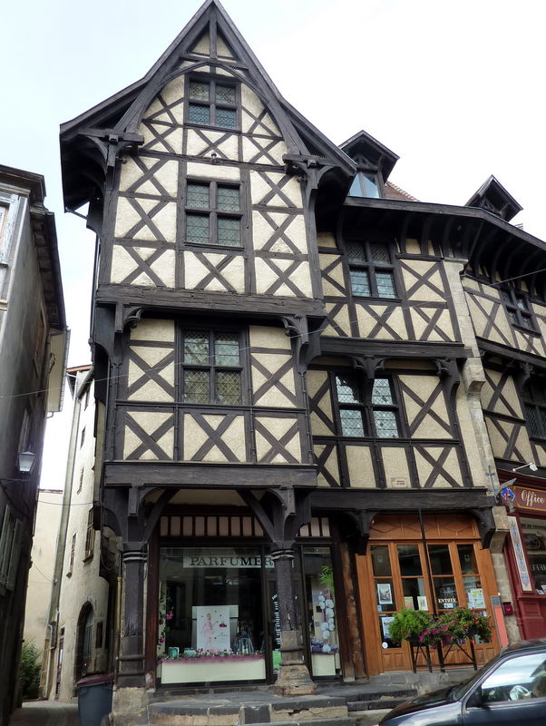 maison : château du Pirou à Thiers