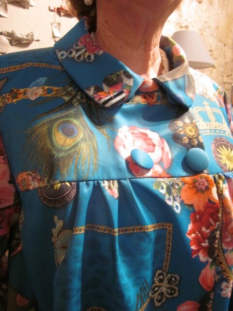 Manteau EDITH double boutonnage en polyester bleu canard imprimé - Doublure de satin turquoise - poches dnas les coutures de côtés - fermeture par 4 pressions dissumilés sous 4 boutons recouverts dans le mm tissu (4)