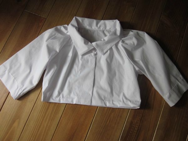 La tenue d'Antonine pour le mariage de sa grande soeur - veste BLANCHE en coton blanc fermée par 3 petits boutons recouverts blancs - taille 34(28)