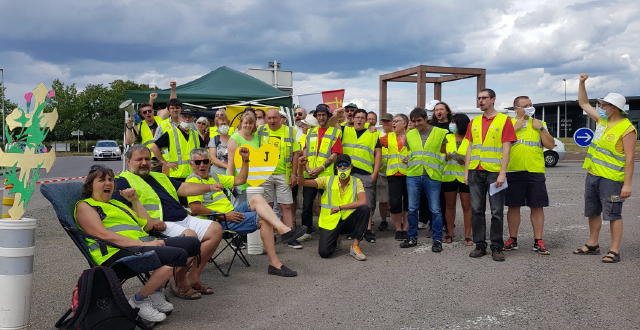 les-gilets-jaunes-se-sont-retrouves-ce-samedi-25-juillet-au-rond-point-de-phalsbourg-pour-distribuer-des-tracts-et-manifester-ils-rappellent-aussi-qu-ils-sont-toujours-en-lutte-photo-rl-m_1