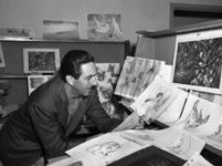 Walt_Disney__tudiant_les_croquis_du_film