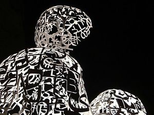 Sculpture-Nostrosos-de-Jaume-Plensa-Grand-Palais-nuit-2