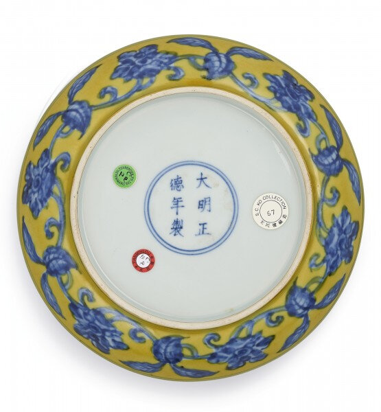 A fine yellow-ground blue and white 'Gardenia' dish, Mark and period of Zhengde (1506-1521)