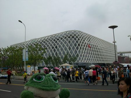 photo de brOOky devant le pavillon de la France - Shanghai 2010