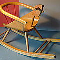 Un beau <b>siège</b> Baumann à bascule pour enfant, un petit cheval très stylisé dans l'esprit du design Eames... 