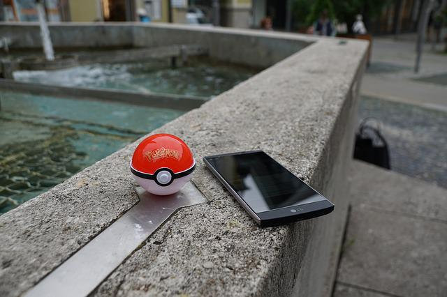 Une Pokéball et un smartphone