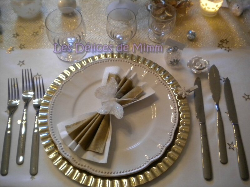 Ma table de Noël en blanc et or avec une pointe d'argent 4