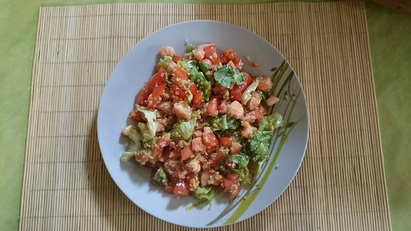 salade tomate crevettes mélange quico quinoa lentilles corail assaisonnement huile d'olive et Tamari