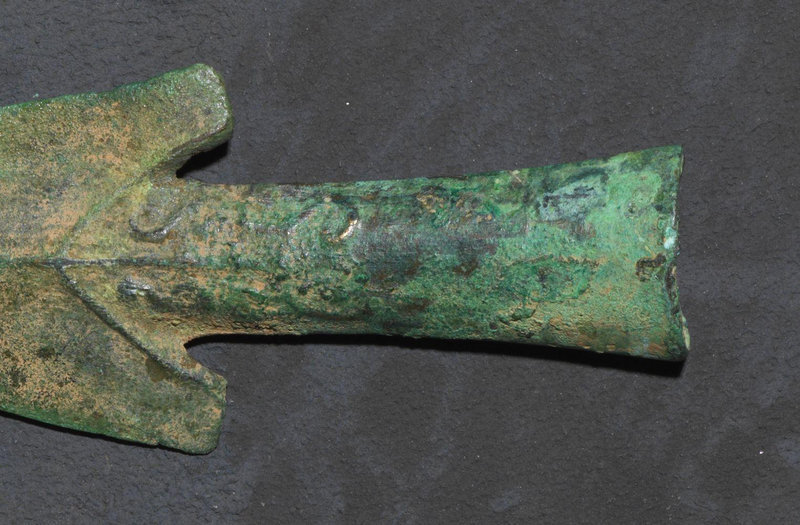 Très rare pointe de lance à décor de giao long (dragon-crocodile), Vietnam, culture de Đông Sơn, 3°-1° siècle BCE