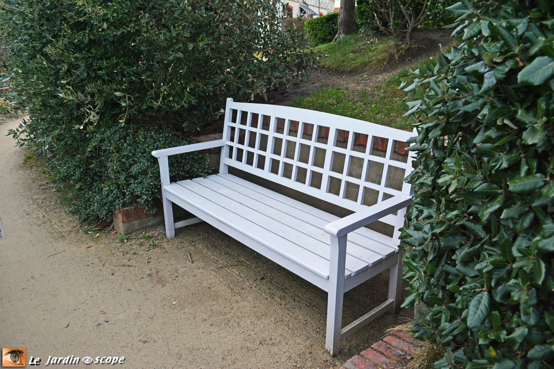Banc dans le jardin Dior à Granville