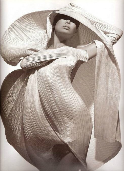 Issey Miyake, 1990 - Alain.R.Truong Issey Miyake, 1990 - Alain.R.Truong