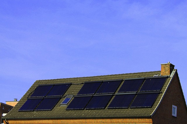 Une toiture recouverte de panneaux solaires