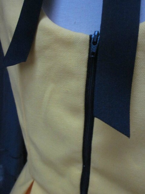 Robe YVETTE en toile de coton jaune poussin - Petites manches très courtes - Decolleté rond dans le dos fermé par un noeud de ruban noir - Fermeture visible noire (2)