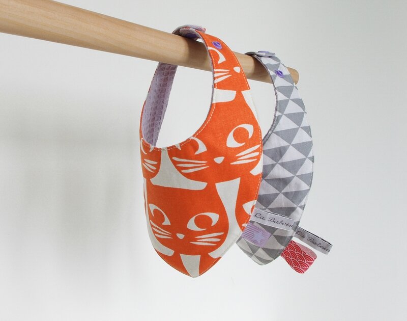 bavoir bandana tête de chat orange mauve et triangle gris