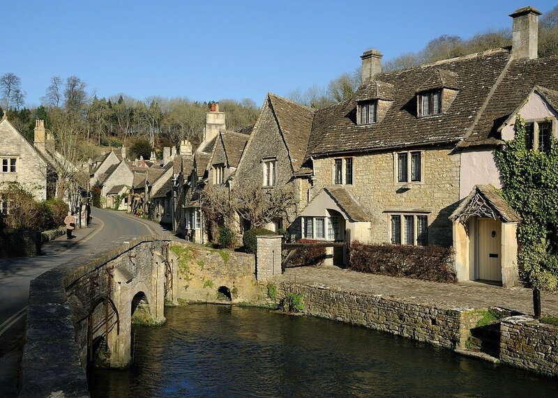 1200px-Castle_combe_cotswolds