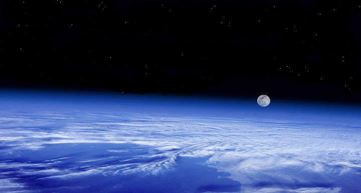 Terre vue satellite Système solairpleine-lune-vue-de-l-espace-Terre 32 K° e-bleue-blanche