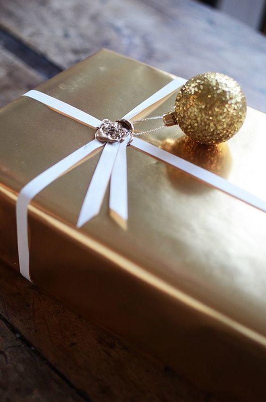 diy_wrap_gift_wax_seal_bauble