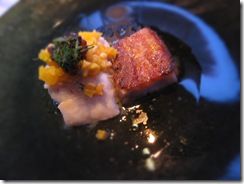 Bar côtier à 43° précisement, poitrine de porc caramélisée, Takuan, coquilages et poivre de Sichuan
