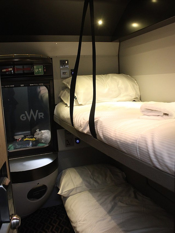 640px-Inside_GWR_Mark_3_SLEP_10616_(two_bunks)