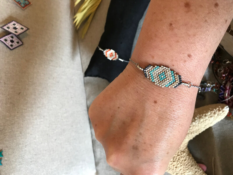 bracelet brick stitch chainette turquoise porté