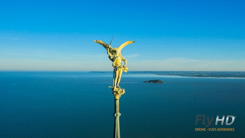archange-saint-michel-sur-l-abbaye-du-mont-saint-michel-photographiee-par-un-drone