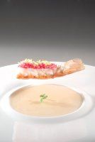 sulpice_langoustine_cuite_a_l_unilateral_brunoises_de_betteraves_chiogga_et_pommes_jus_de_pomme_lie_au_beurre_et_oxalis_