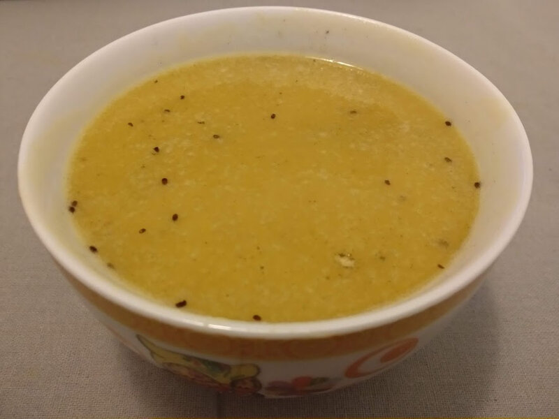Soupe aux poireaux et pommes de terre au curry et à l’ail noir