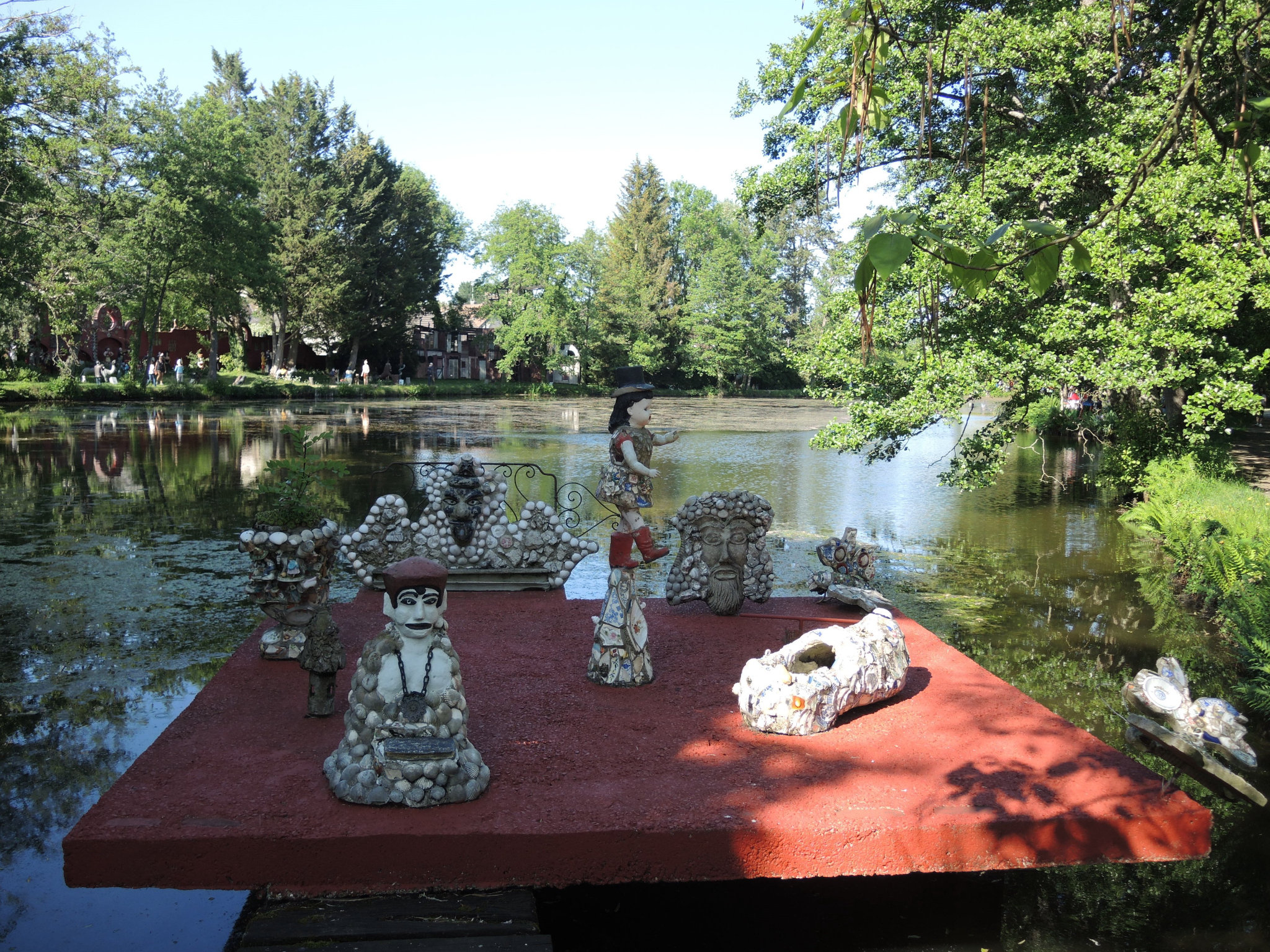 La Fabuloserie, le jardin, l'étang