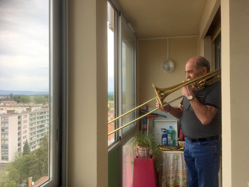 Marius Michel au trombone, tous les soirs à son balcon. 