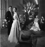 1950-VOGUE_sitting-paris-par_robert_doisneau-bal_debutantes-BB_en_jacques_fath-020-1