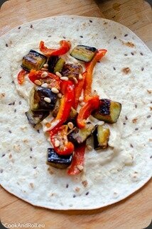 Wrap-aubergine-rotis-houmous-18