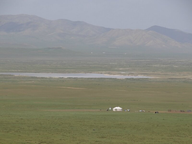 Un petit lac et des campements dans la steppe - aïmag de Töv