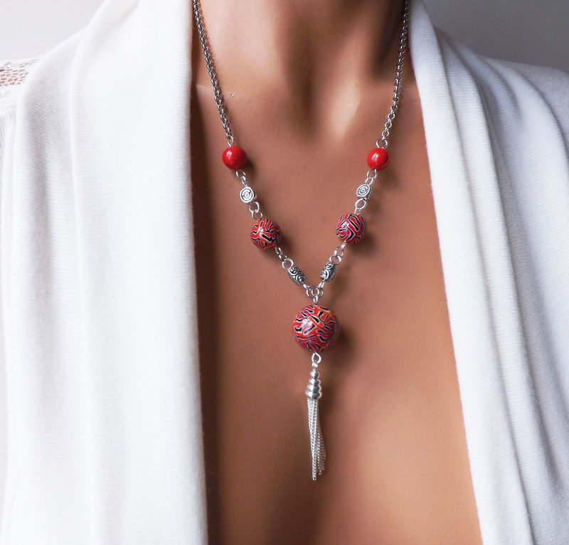 collier-rouge-femme-moderne-style-original-2