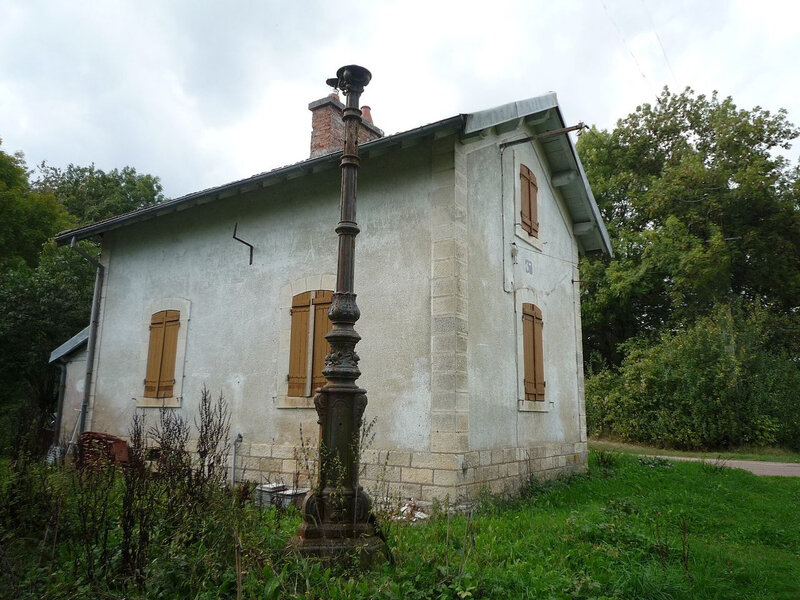 1280px-Maison_garde_barrière