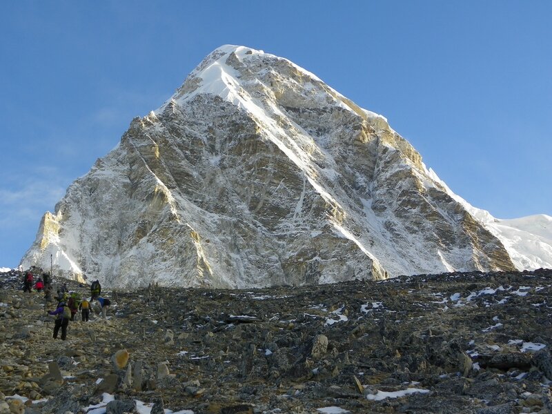 La partie finale de l'ascension du Kala Patthar (5550m) au pied du majestueux Pumori (7165m)