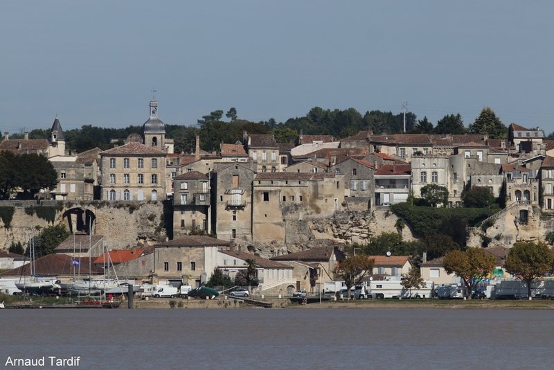 001020 Estuaire de la Gironde - Rive Gauche - Bourg-sur-Gironde vue depuis Le Mayne au Bec d'Ambès