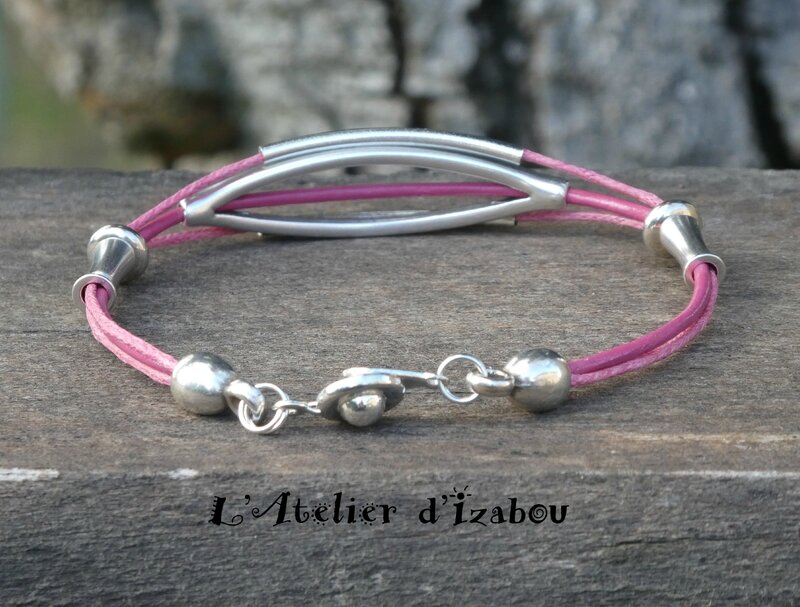 P1000386 Bracelet fin multirangs cuir et coton ciré rose, passants longs et perles métal argenté