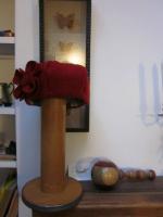 Chaperau AGATHE en laine bouillie rouge avec fleur - doublure de coton beige à pois rouge (2)