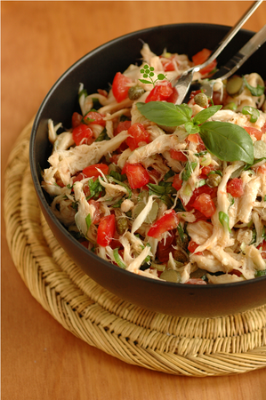 Salade de raie, tomate, câpre, cornichon, basilic