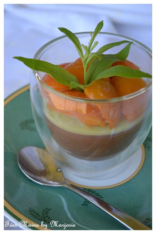 Mousse chocolat, crème de verveine et abricots poêlés