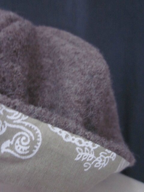 Chapeau AGATHE en laine bouillie taupe avec fleur - Doublure de coton beige imprimé blanc - Taille 56 (1)