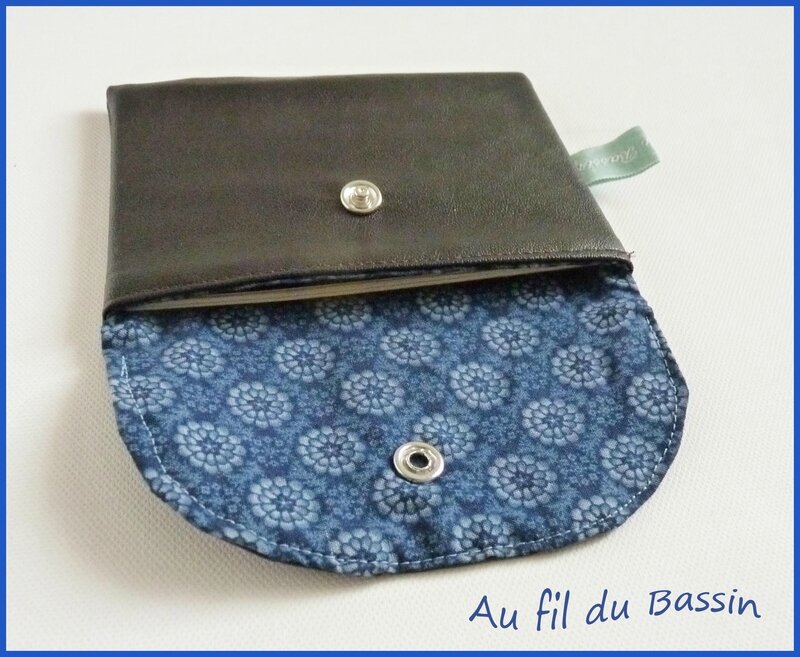 pochette passeport faux cuir ouvert encadré